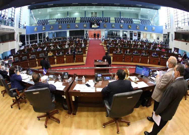 Diputados analizarán que ISSS no pague salarios a empleados durante cuarentena