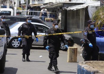 (VIDEO) Autoridades mantienen control de ingresos en mercados para evitar aglomeraciones