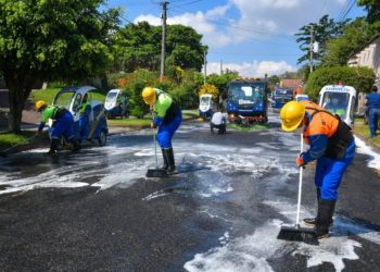 Alcaldía de San Salvador realiza jornada de sanitización de aceras en colonia Maquilishuat