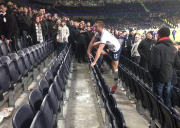 (VIDEO) Eric Dier del Tottenham saltó a la grada para enfrentarse con un aficionado