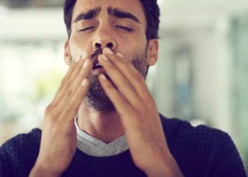 (VIDEO) Golpean a un motociclista por estornudar en público en India