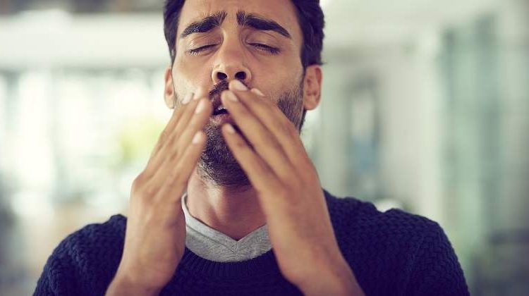 (VIDEO) Golpean a un motociclista por estornudar en público en India