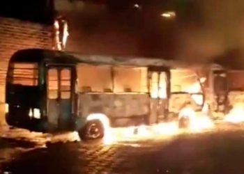 Incendio destruye cinco microbuses de ruta 100-A en Ciudad Arce