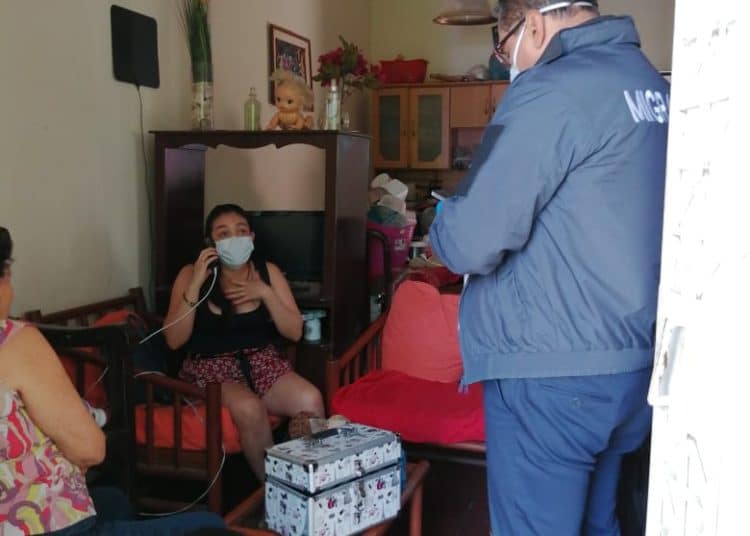 (VIDEO) Envían a albergue a mujer que violó cuarentena domiciliar tras regresar a El Salvador procedente de España