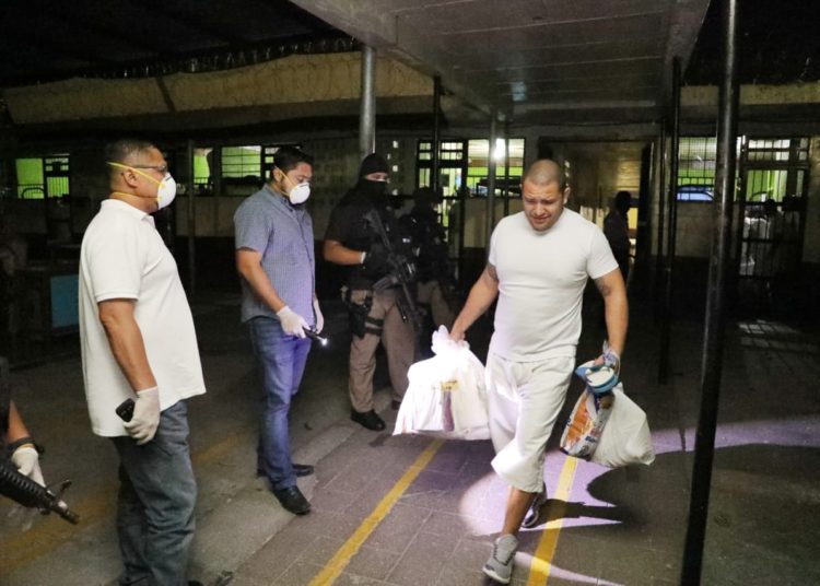 Por posible fuga, Centros Penales traslada 273 reos de Metapán a Mariona