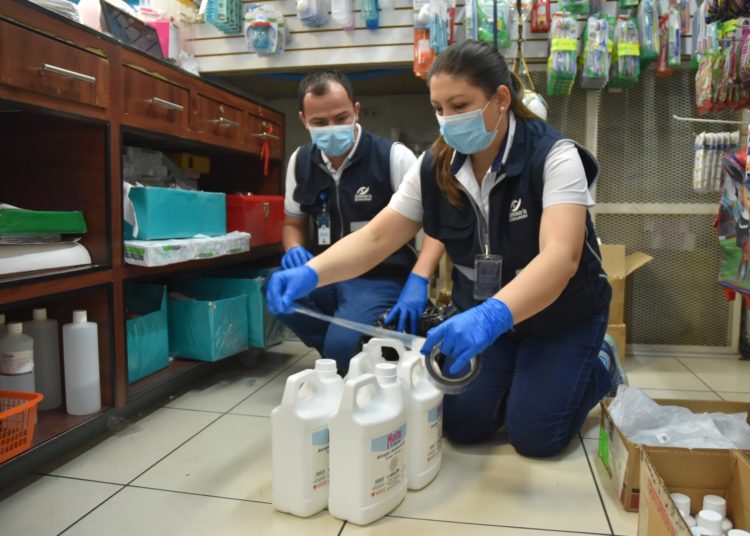 Decomisan galones de alcohol gel que eran vendidos con sobreprecio en reconocida cadena de farmacia