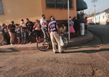 Salvadoreños saturan bancos para cobrar $300 de ayuda para afectados por cuarentena obligatoria