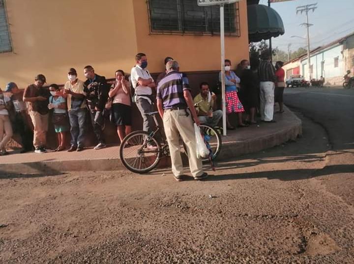 Salvadoreños saturan bancos para cobrar $300 de ayuda para afectados por cuarentena obligatoria