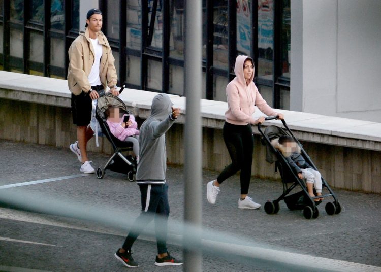 Polémica en Portugal: Ronaldo abandonó su casa para dar un paseo con su esposa e hijos