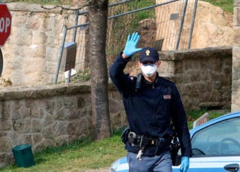 (VIDEO) La policía de Italia patrulla dando indicaciones para evitar la propagación del coronavirus