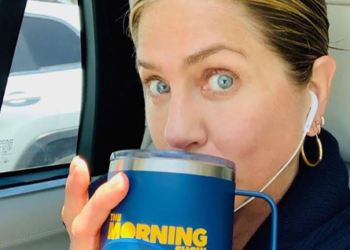 Jennifer Aniston impacta al mostrarse libre de maquillaje