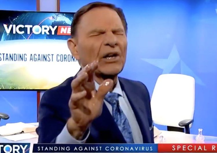 (VIDEO) Telepredicador estadounidense ‘cura’ del coronavirus a sus seguidores a través de la pantalla