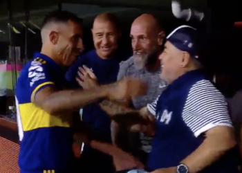 (VIDEO)Carlos Tévez besa a Maradona en la boca para suerte y ¡ funcionó!
