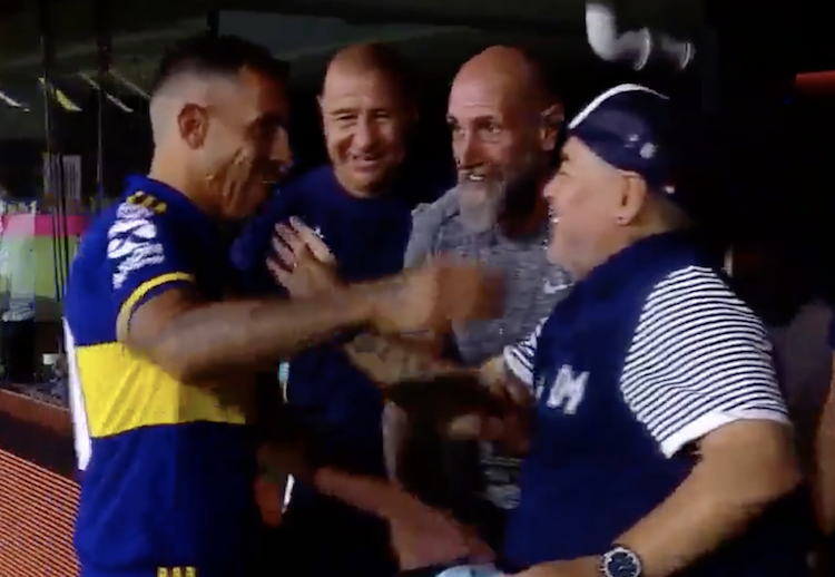 (VIDEO)Carlos Tévez besa a Maradona en la boca para suerte y ¡ funcionó!