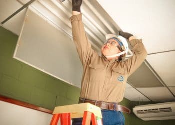 Mujeres incursionan como técnicos electricistas