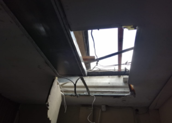 Roban artículos para vehículos en negocio de la colonia Layco