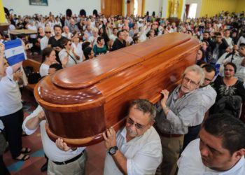 (VIDEO) Sandinistas agreden a familiares de Ernesto Cardenal tras misa en Managua
