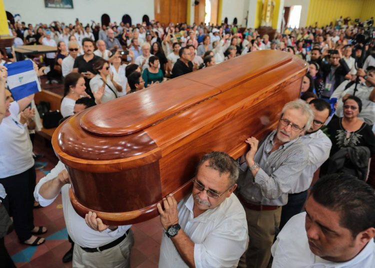 (VIDEO) Sandinistas agreden a familiares de Ernesto Cardenal tras misa en Managua