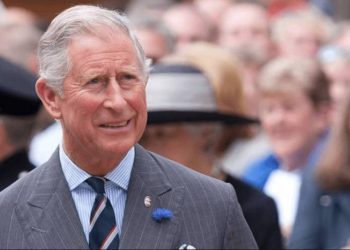 El príncipe Carlos sale de la cuarentena 7 días después de dar positivo