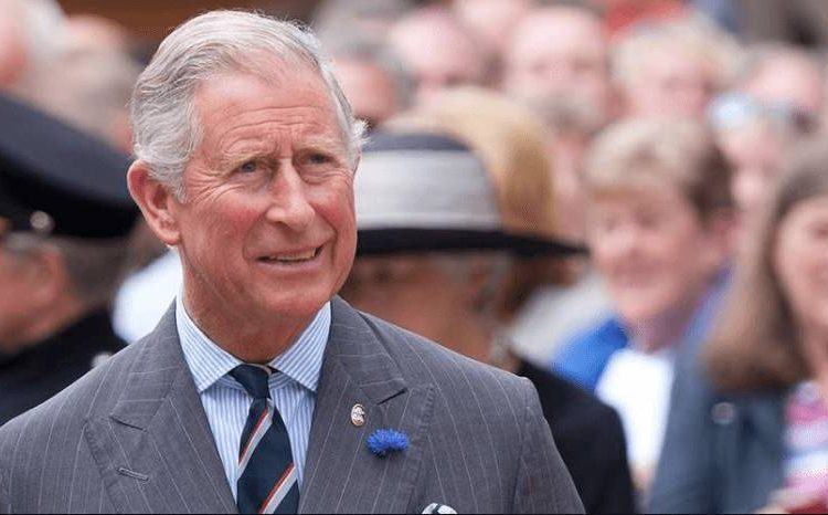 El príncipe Carlos sale de la cuarentena 7 días después de dar positivo
