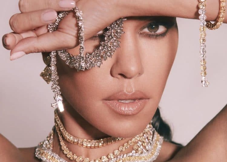 Kourtney Kardashian disfruta del sol con su bikini más pequeño