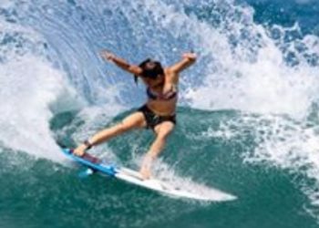 Surfista tica queda «atrapada» en una isla paradisíaca por el covid-19 y aprovecha para entrenar