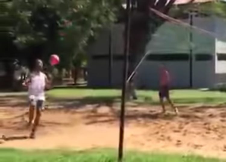 Ronaldinho se destaca jugando voleibol en la cárcel de Paraguay