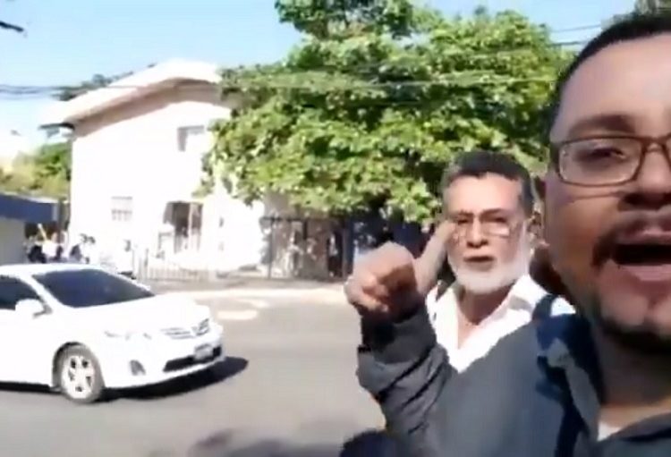 (VÍDEO) Fustigan a Diputado Shafick Hándal Jr al ingresar a la Asamblea Legislativa