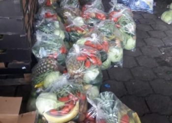 Comerciantes de La Tiendona regalan frutas y verduras a familias afectadas por cuarentena