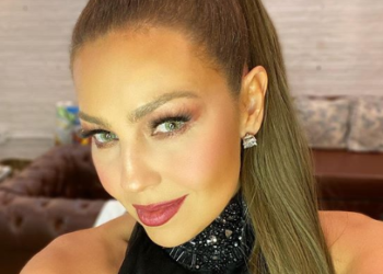 Thalía con vestido trasparente y sin ropa interior