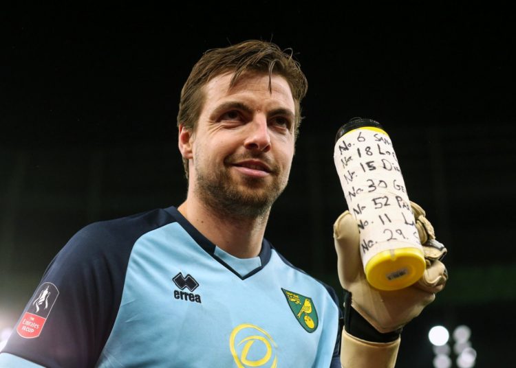 El arquero Tim Krul utilizó su botella de agua para eliminar al Tottenham
