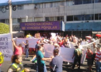 Familias piden escrituras de viviendas en la línea férrea