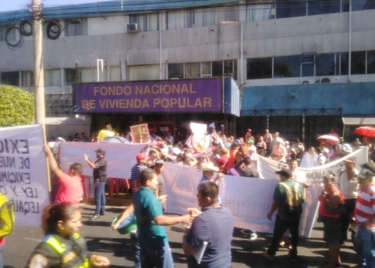 Familias piden escrituras de viviendas en la línea férrea