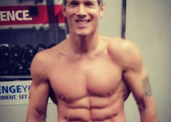 Un abuelo luce como de 30 años y está buena forma física