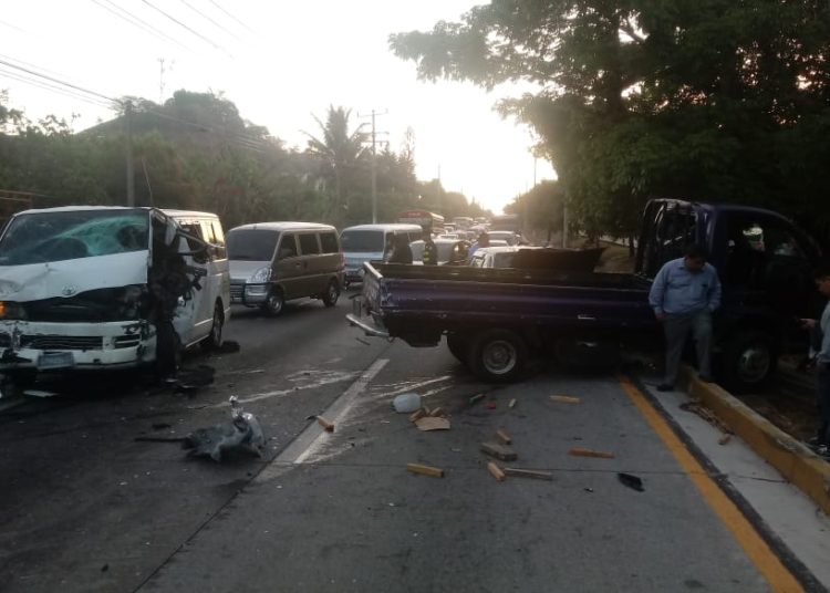 Triple accidente de tránsito deja al menos siete lesionados