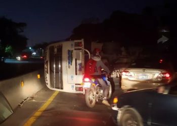 Accidente de microbús de ruta 109 deja 8 pasajeros lesionados en Quezaltepeque