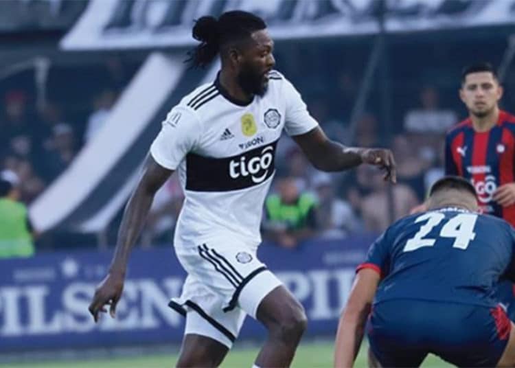 Adebayor abandonó Olimpia de Paraguay para viajar a Togo y terminó en cuarentena en otro país