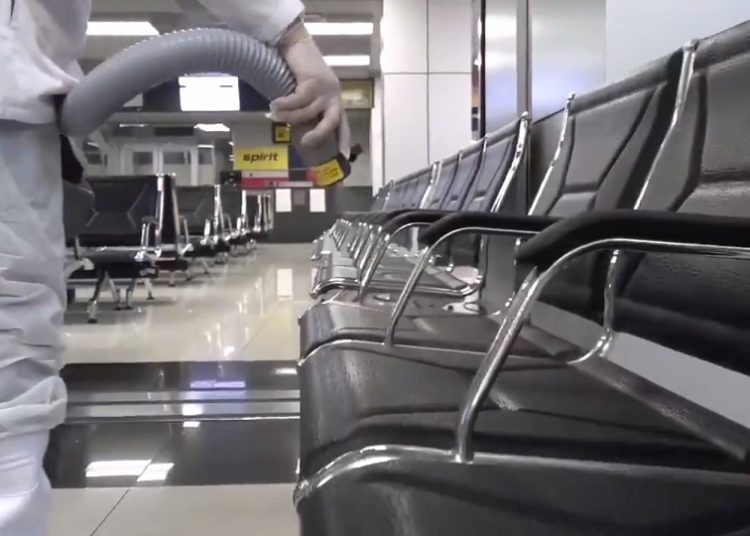Salud aplica sanitizante en aeropuerto Monseñor Romero para eliminar todo tipo de virus