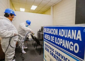 Salud esteriliza terminal área de Ilopango