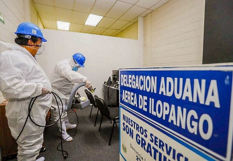 Salud esteriliza terminal área de Ilopango