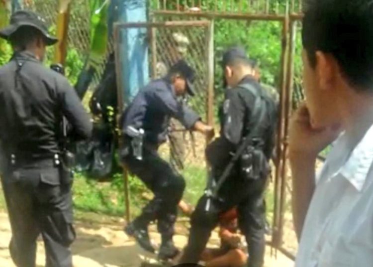 Agentes de la PNC acusados de golpear a discapacitado seguirán proceso en libertad