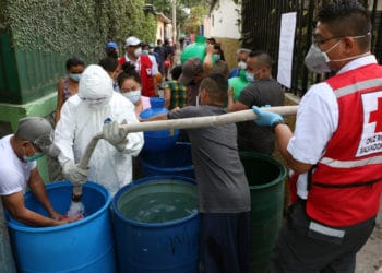 Cruz Roja Salvadoreña distribuye agua potable a comunidad