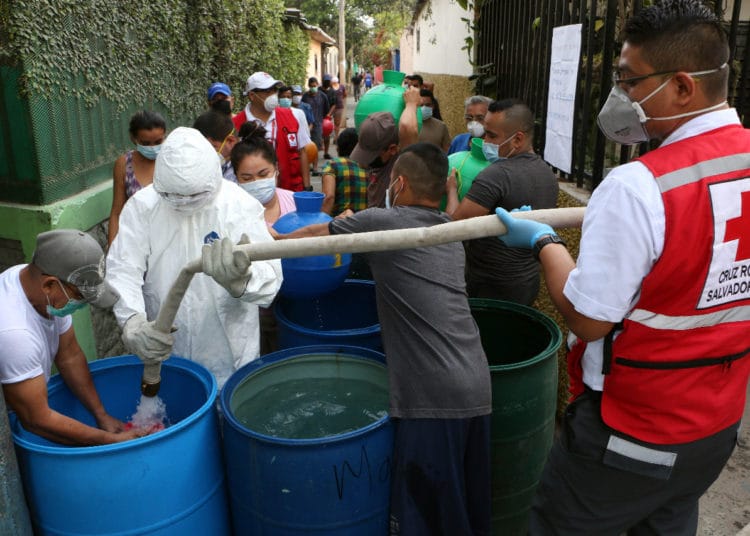 Cruz Roja Salvadoreña distribuye agua potable a comunidad