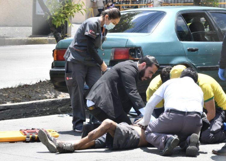 Viceministro de Salud atiende a hombre gravemente lesionado cerca del CIFCO