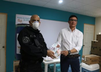 Alcaldía de San Miguel entrega kits de higiene a policías y soldados