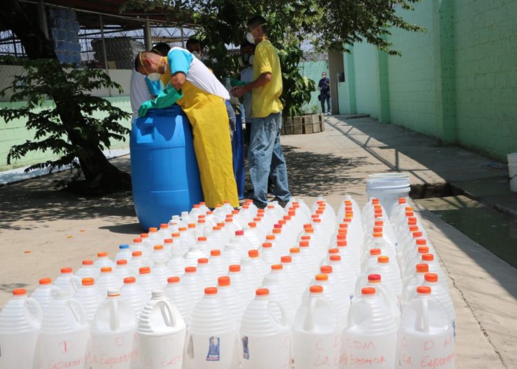 Privados de libertad fabrican alcohol gel para dotar a personal de seguridad ante pandemia