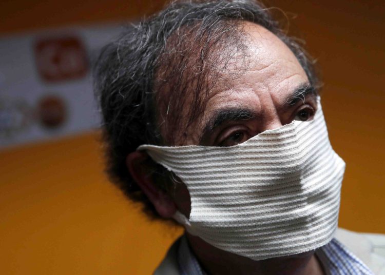 Adulto mayor usa toalla femenina como mascarilla contra el covid-19