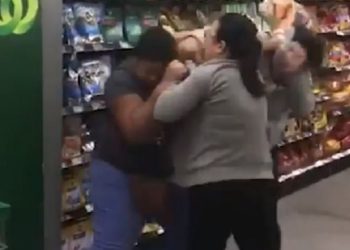 (VIDEO) Australia coronavirus: Tres mujeres se va a los golpes por papel higiénico