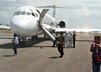 Un avión queda atascado en el asfalto del aeropuerto y no consigue despegar