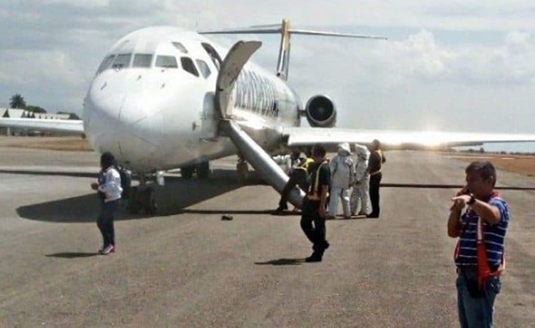 Un avión queda atascado en el asfalto del aeropuerto y no consigue despegar